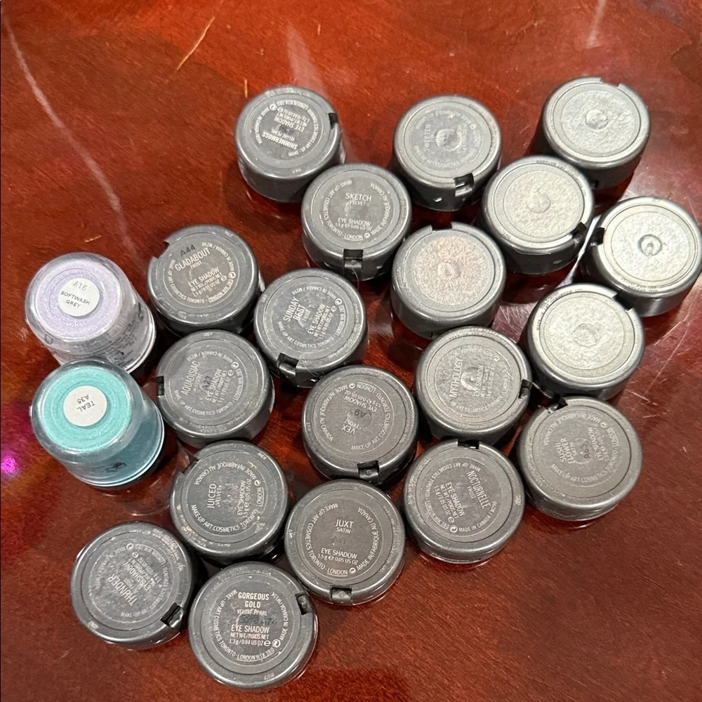 21 MAC Cosmetics Vibrant Eyeshadow Collection